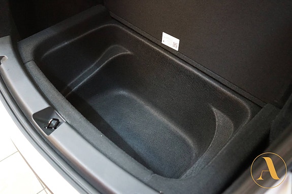 Tesla Model Y 24 of 30