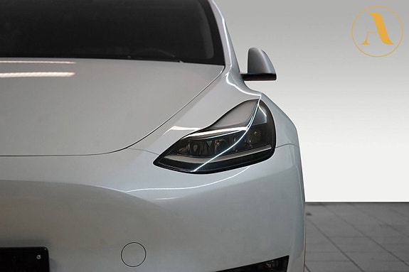 Tesla Model Y 26 of 30