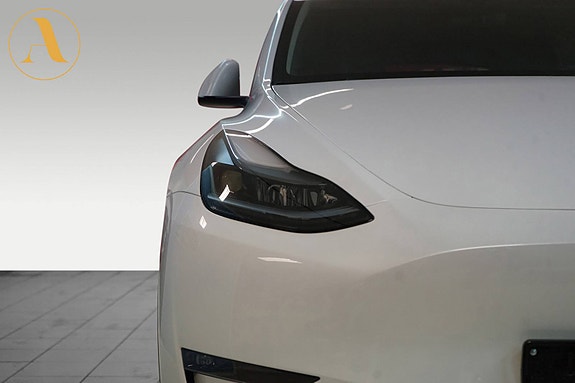 Tesla Model Y 25 of 30