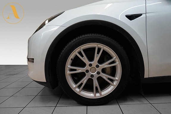 Tesla Model Y 28 of 30