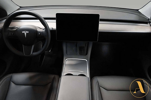 Tesla Model Y 10 of 30