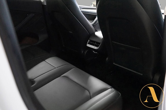 Tesla Model Y 14 of 30