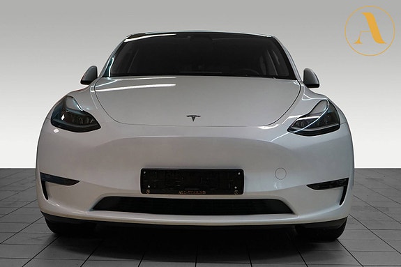 Tesla Model Y 3 of 30