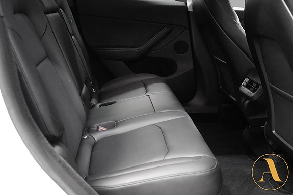Tesla Model Y 15 of 30