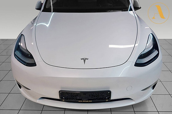 Tesla Model Y 27 of 30