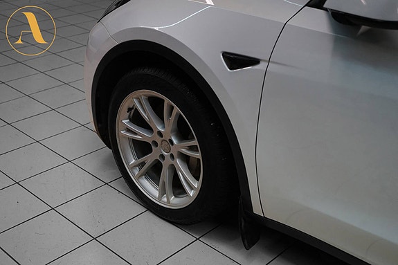 Tesla Model Y 29 of 30