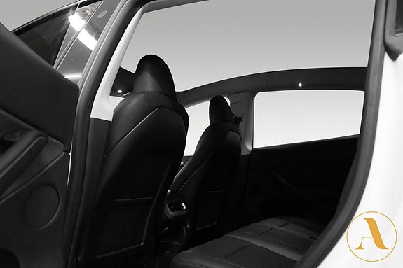 Tesla Model Y 20 of 30