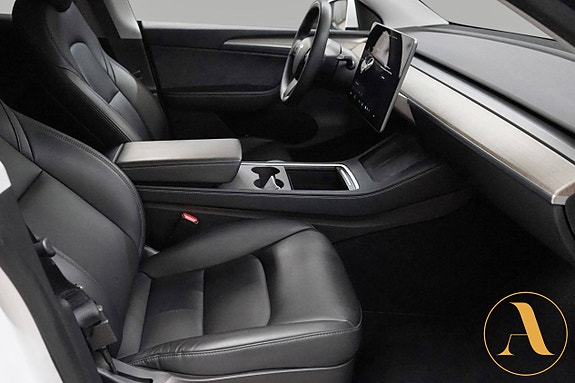 Tesla Model Y 13 of 30