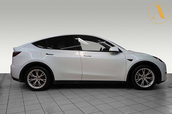 Tesla Model Y 5 of 30