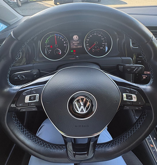 Volkswagen e-Golf VII 9 of 12