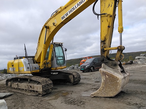 New Holland Kobelco E215 7 of 18