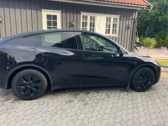 Tesla Model Y 19 of 30