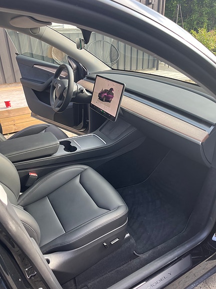 Tesla Model Y 5 of 30