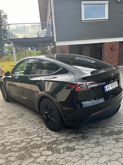 Tesla Model Y 27 of 30