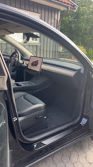 Tesla Model Y 14 of 30
