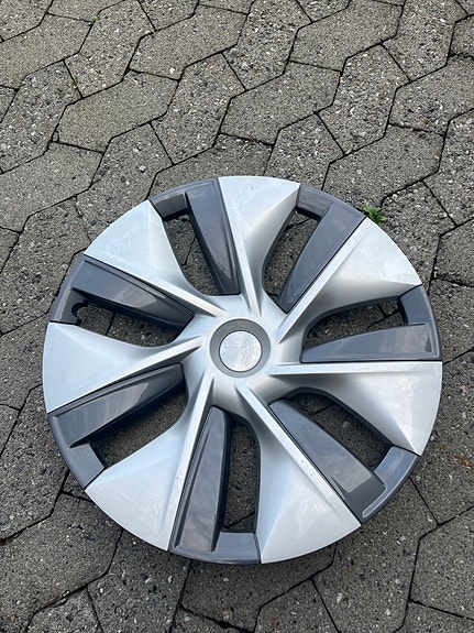 Tesla Model Y 8 of 30