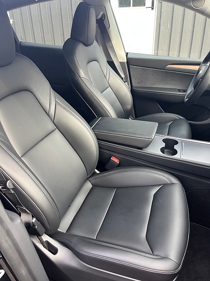 Tesla Model Y 25 of 30