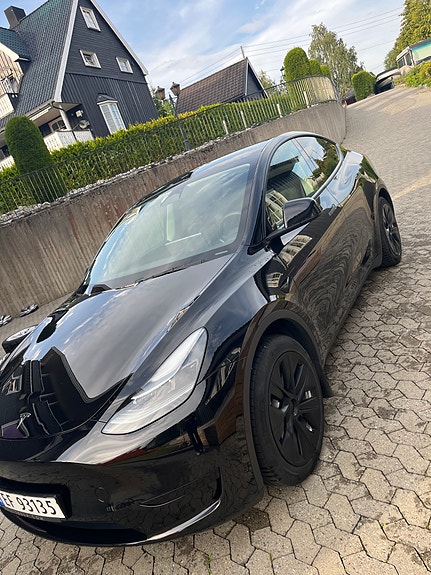 Tesla Model Y 18 of 30