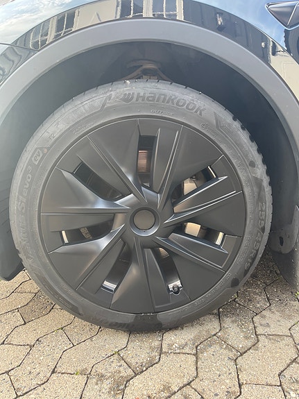 Tesla Model Y 23 of 30