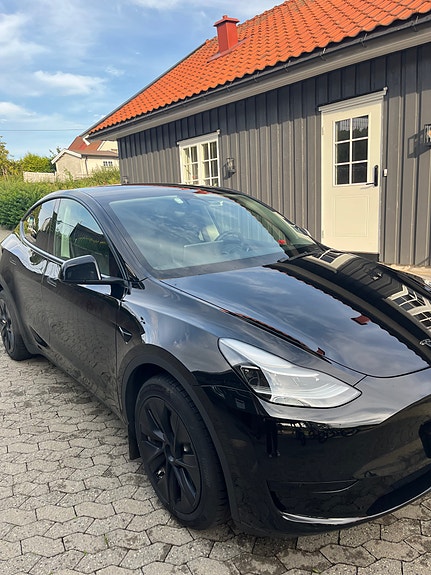 Tesla Model Y 21 of 30