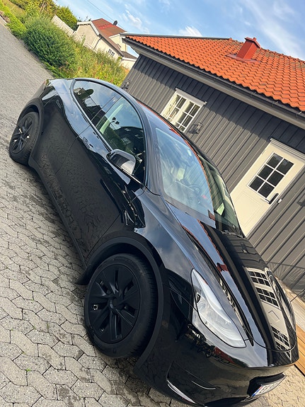 Tesla Model Y 16 of 30