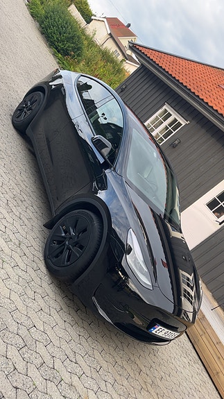 Tesla Model Y 29 of 30