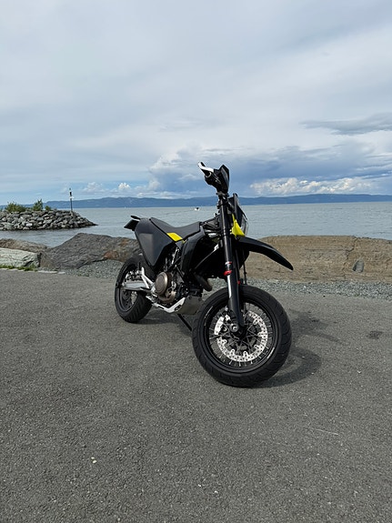 Husqvarna 701 Supermoto 3 of 4