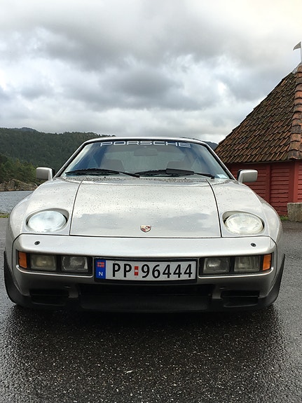 Porsche 928 11 of 16