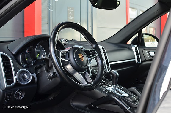 Porsche Cayenne 16 of 30