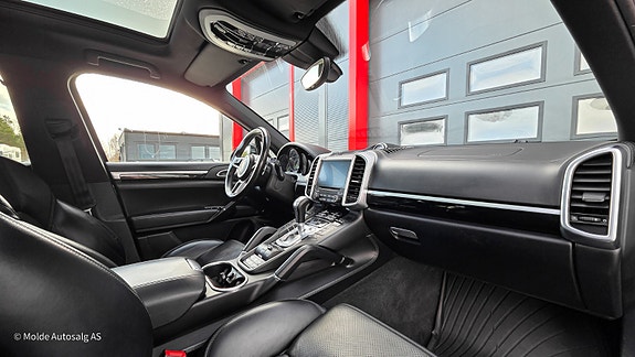 Porsche Cayenne 14 of 30