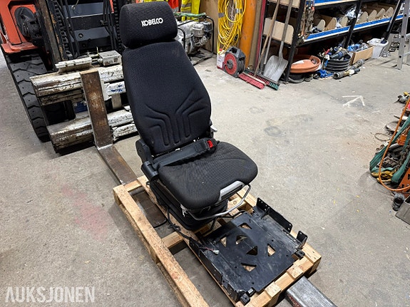 Andre Grammer MSG95G/722 24V luftfjæret maskinførersete – fra Kobelco SK140 2 of 11
