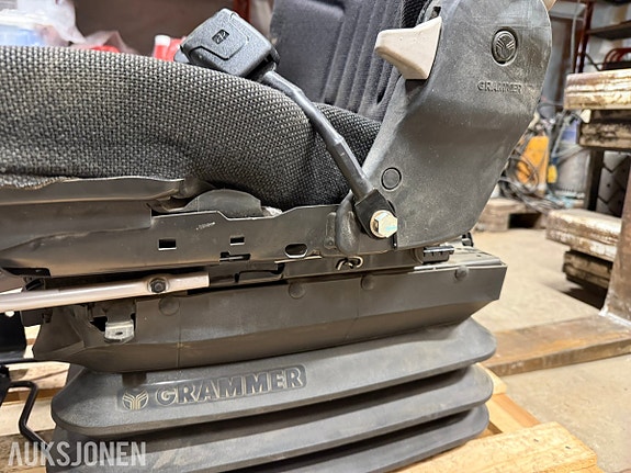 Andre Grammer MSG95G/722 24V luftfjæret maskinførersete – fra Kobelco SK140 10 of 11