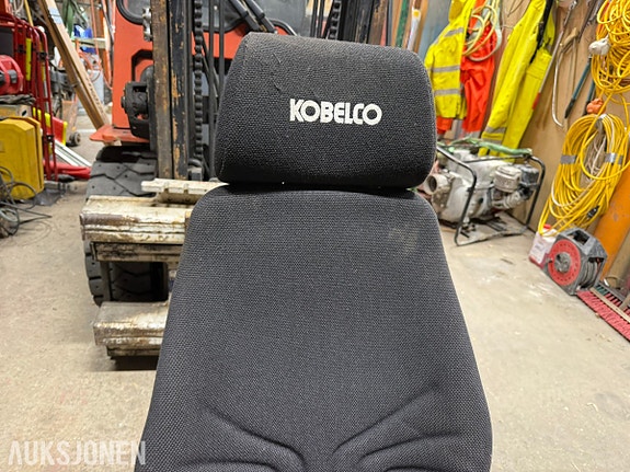 Andre Grammer MSG95G/722 24V luftfjæret maskinførersete – fra Kobelco SK140 7 of 11