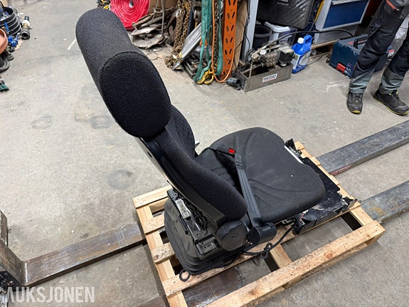 Andre Grammer MSG95G/722 24V luftfjæret maskinførersete – fra Kobelco SK140 3 of 11