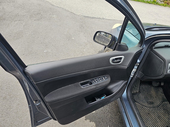 Peugeot 307 SW 17 of 19