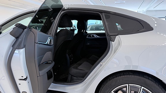 BMW i4 11 of 30