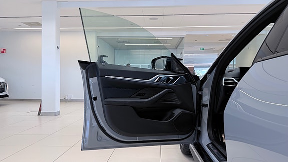 BMW i4 10 of 30
