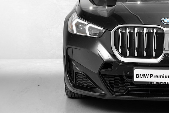 BMW iX1 4 of 30