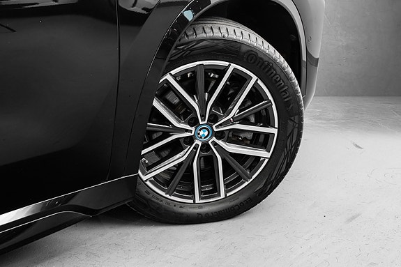 BMW iX1 10 of 30