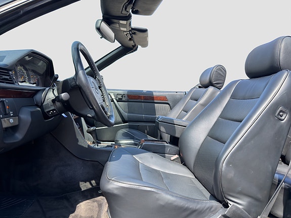 Mercedes-Benz E320 18 of 30