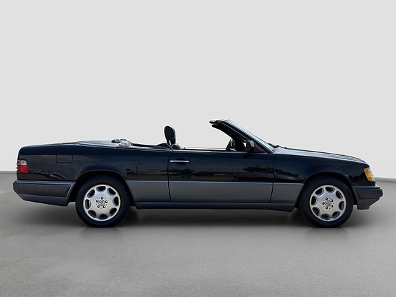 Mercedes-Benz E320 6 of 30