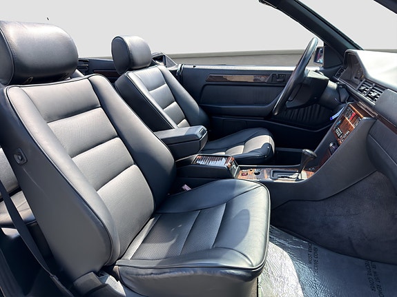 Mercedes-Benz E320 29 of 30