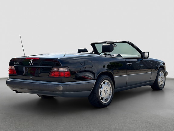 Mercedes-Benz E320 5 of 30