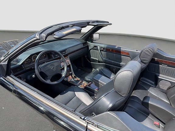 Mercedes-Benz E320 17 of 30