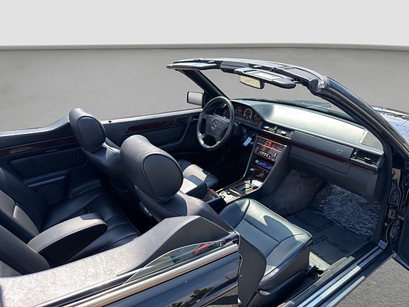 Mercedes-Benz E320 28 of 30