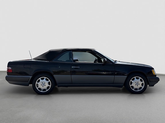 Mercedes-Benz E320 14 of 30
