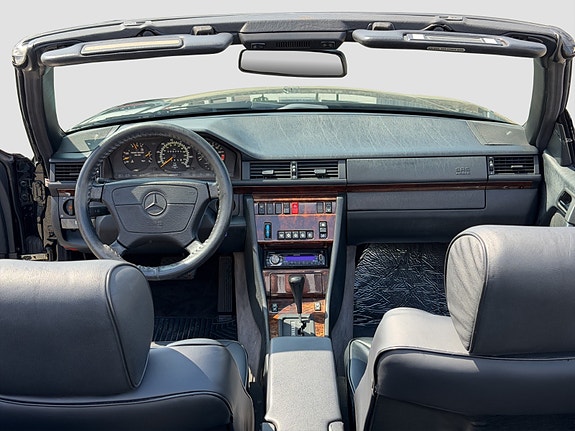 Mercedes-Benz E320 26 of 30