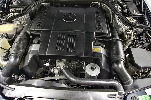 Mercedes-Benz E500 23 of 24