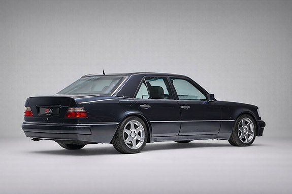 Mercedes-Benz E500 3 of 24