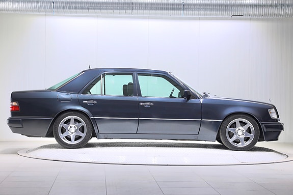 Mercedes-Benz E500 21 of 24